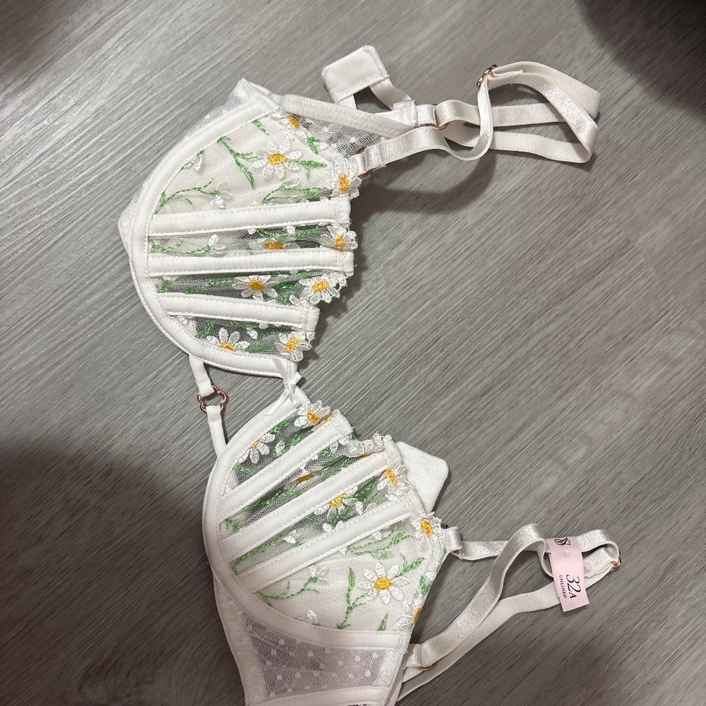Victoria’s Secret dream angels unlined bra